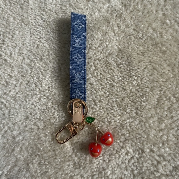 🔥 Louis Vuitton Denim Cherry Key Charm – Iconic Accessory 🍒🔥 - Picture 3 of 3
